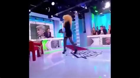 montre ton minou|Cette star écarte ses jambes et montre tout en plein direct.